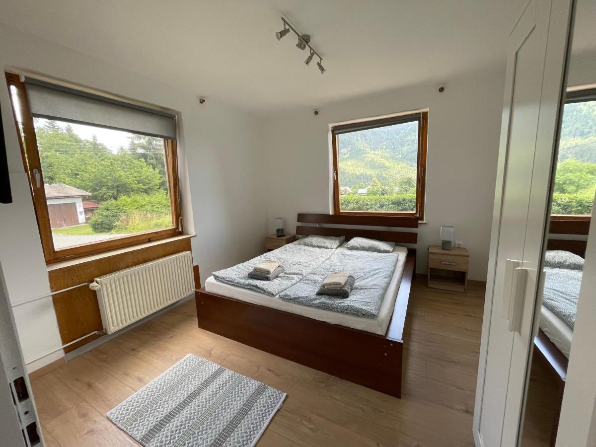 Haus Schwarzenbach Apartamento Weissbriach Exterior foto